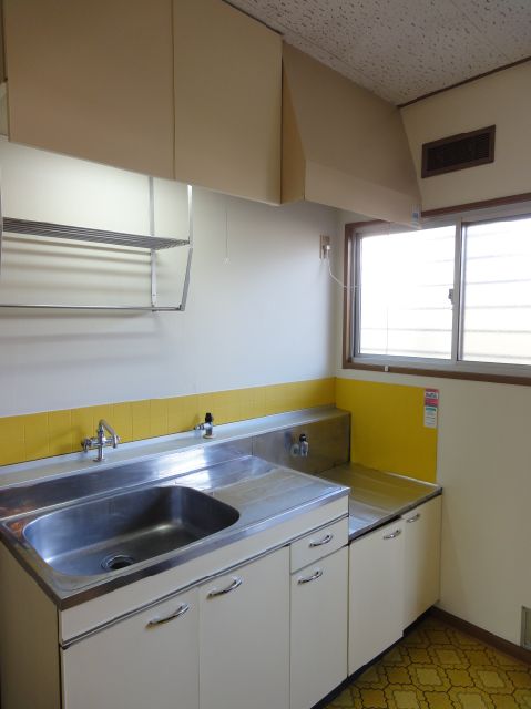 Kitchen. Gas stove can be installed