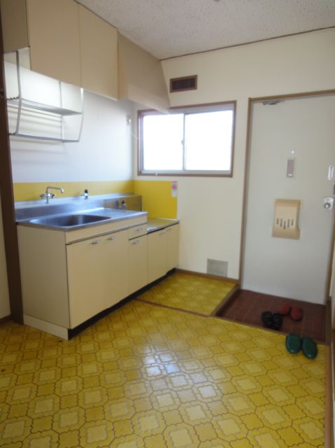 Kitchen. 3 Pledge of spacious kitchen