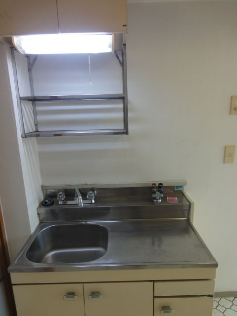 Kitchen. Gas stove can be installed