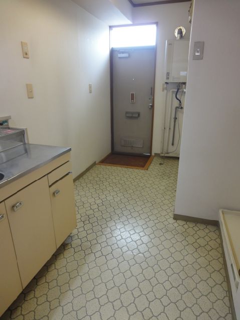 Kitchen. Around the kitchen with a space