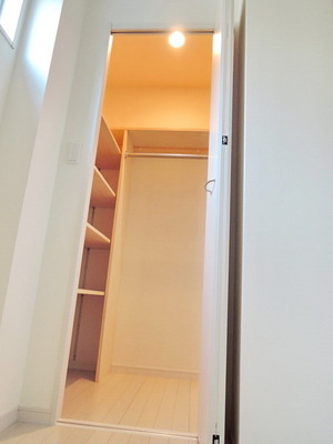 Receipt. Multi-functional walk-in closet
