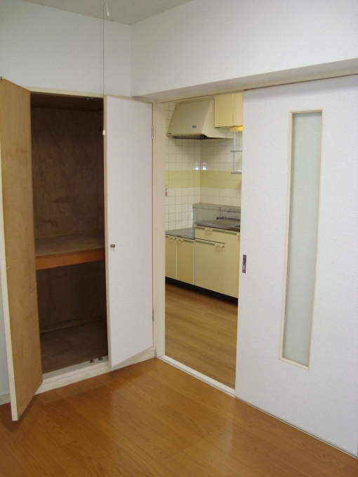 Other room space. Kitchen area from the Western-style 4 Pledge