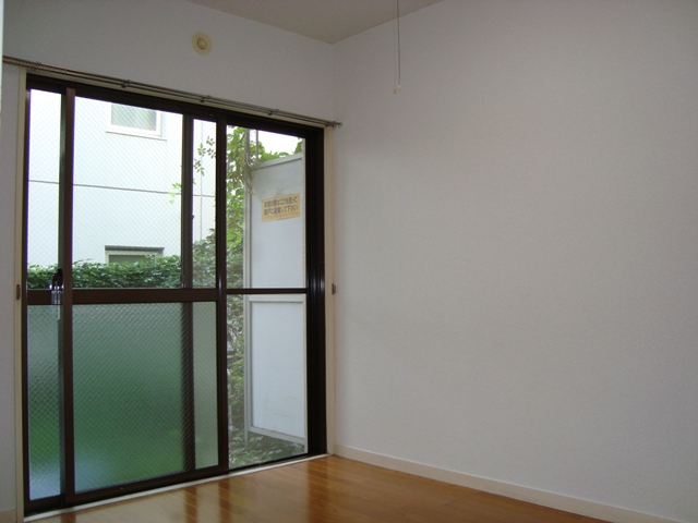 Other room space. Window side from Western-style 4 Pledge