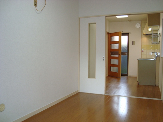 Living and room. The kitchen area from the Western-style 6 Pledge