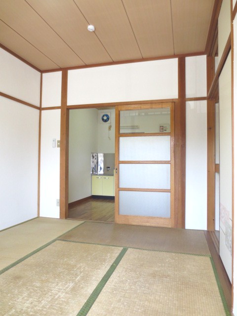 Living and room. I tell many times, Tatami is replaced after tenants decision