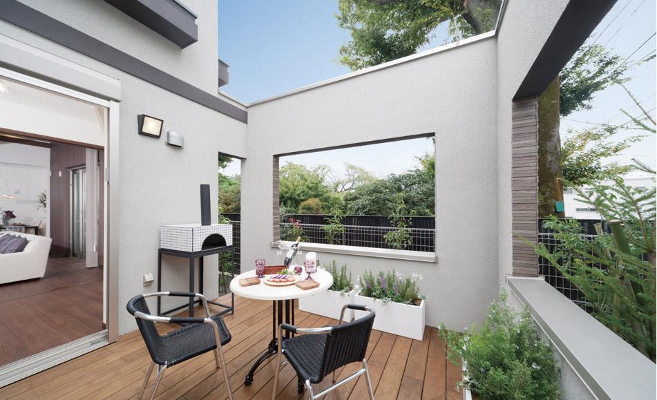 Other. Spacious wood deck that leads from DEN. Put your favorite table & chairs, Tea time and reading, Spend their own way of time, such as barbecue. Also fun to decorate grow the flowers (1 Building model house)