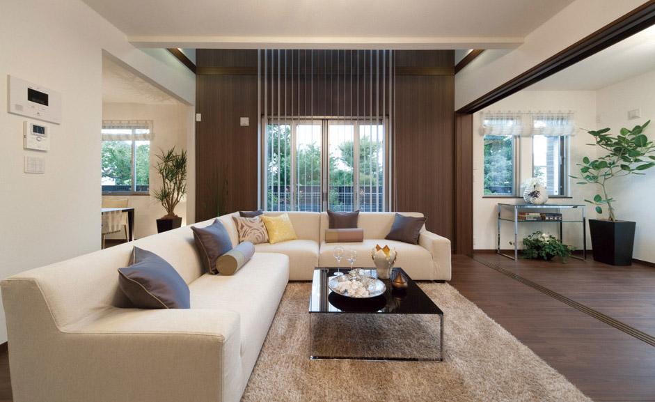 Living. Noble living alternative to the large space when open the DEN in contact with the flat. Also, Living the top has become a relaxed Fukinuki, Next to the vertical, Has become fully taking advantage of the design of the size (1 Building model house)