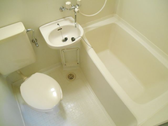 Bath. Your easy-to-clean wash basin with 3-point unit bus