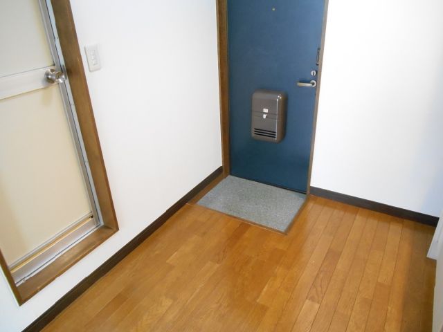 Entrance. You can also set up a neat entrance with your favorite furniture was!