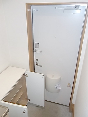 Entrance. Entrance ・ Shoebox