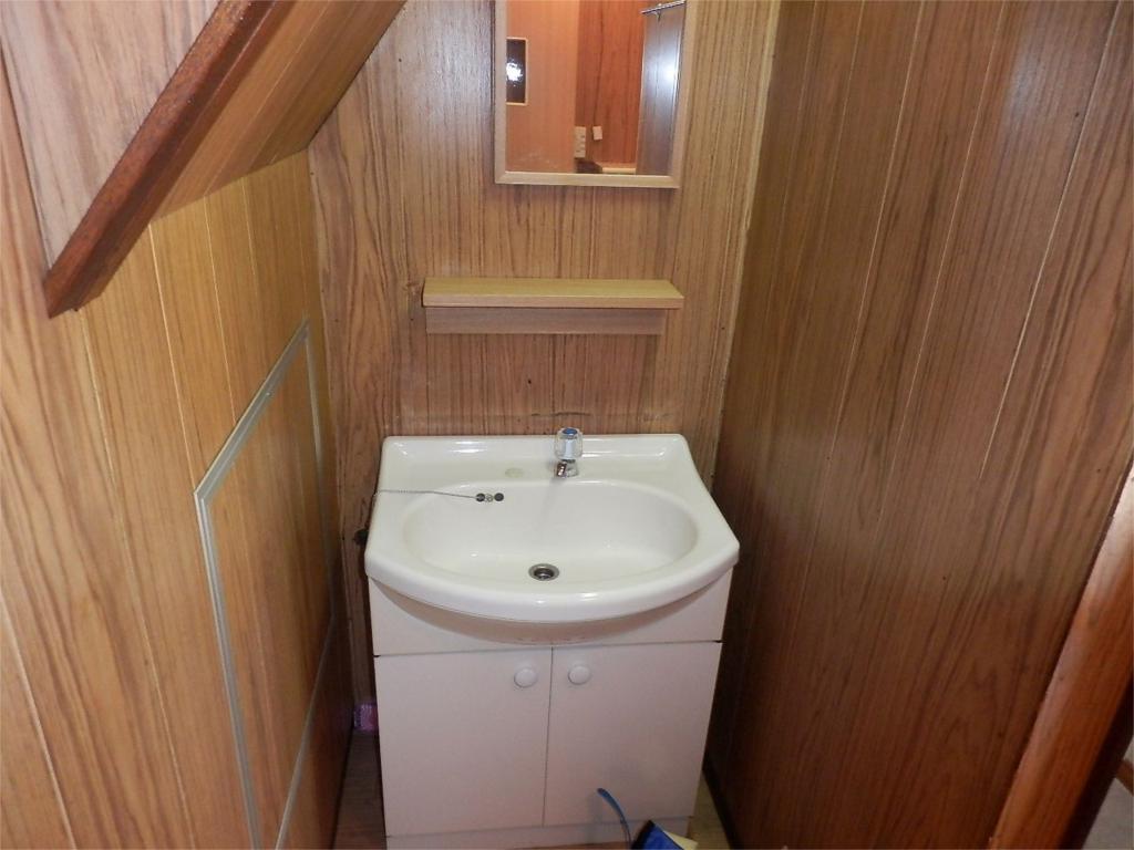 Washroom. Independent wash basin