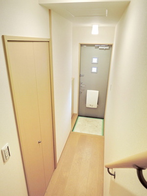 Entrance. Entrance ・ Shoebox ・ Receipt