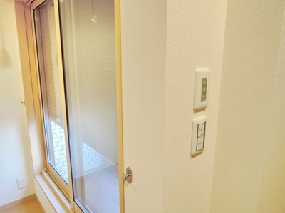 Security. Electric security shutters of peace of mind ・ Pair glass