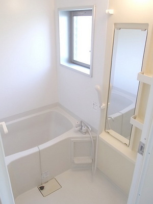 Bath. Window there ・ bus