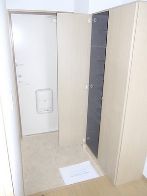 Entrance. Entrance ・ Shoebox