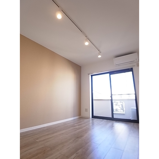 Living and room. 3 spotlights