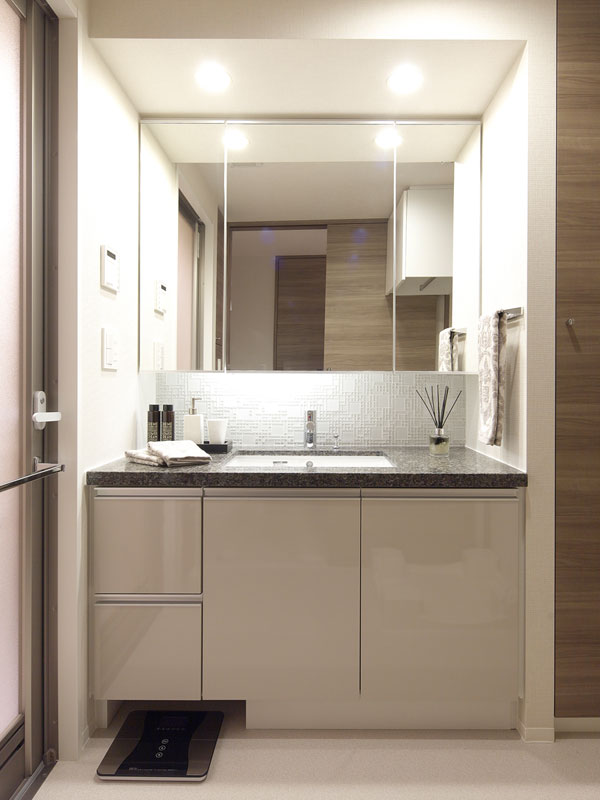 Bathing-wash room.  [For day-to-day to touch and comfort] Powder room that combines the functionality and storage capacity. Please experience a relaxing time to support the day-to-day.