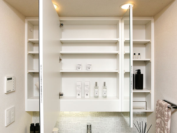 Bathing-wash room.  [Three-sided mirror back storage] On the back of the three-sided mirror, The fine ones, such as toiletries and cosmetics were provided Maeru storage space. It Katazuki vanity is refreshing.