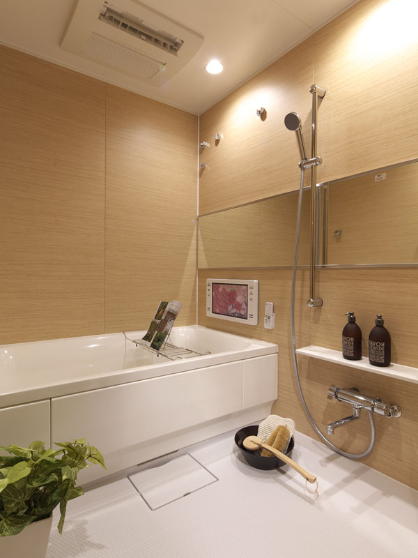 Bathing-wash room.  [Low-floor unit bus] It was kept low height across the bathtub, Unit bus of the low-floor design. Easy to and out of the bathtub, It is safe for people and small children of your elderly.