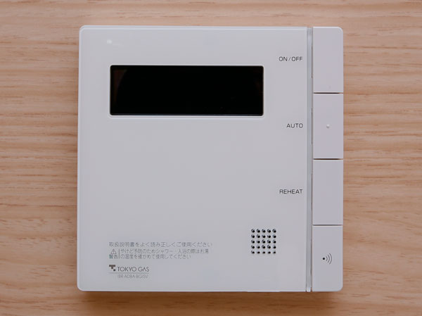 Bathing-wash room.  [Full Otobasu] Hot water from the hot water-covered ・ Water temperature adjustment, It has adopted the full Otobasu to perform up to reheating in a simple one-touch operation.