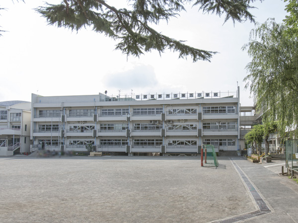 Surrounding environment. Fifth elementary school (8-minute walk ・ About 590m)