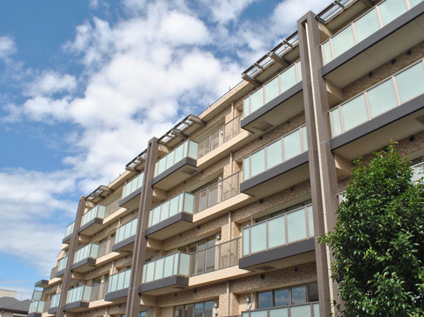 Buildings and facilities. All 27 residence of all households southwestward nestled in a quiet residential area that was secluded one from the tree-lined street. No location this precious is, Give peace a sense of relief that spread to the rich, Refreshing wind and full of sunshine flowing daily, We played the calm and comfort. Here to dwell further gently wraps the "Musashino time" of people. (Appearance completed photo)