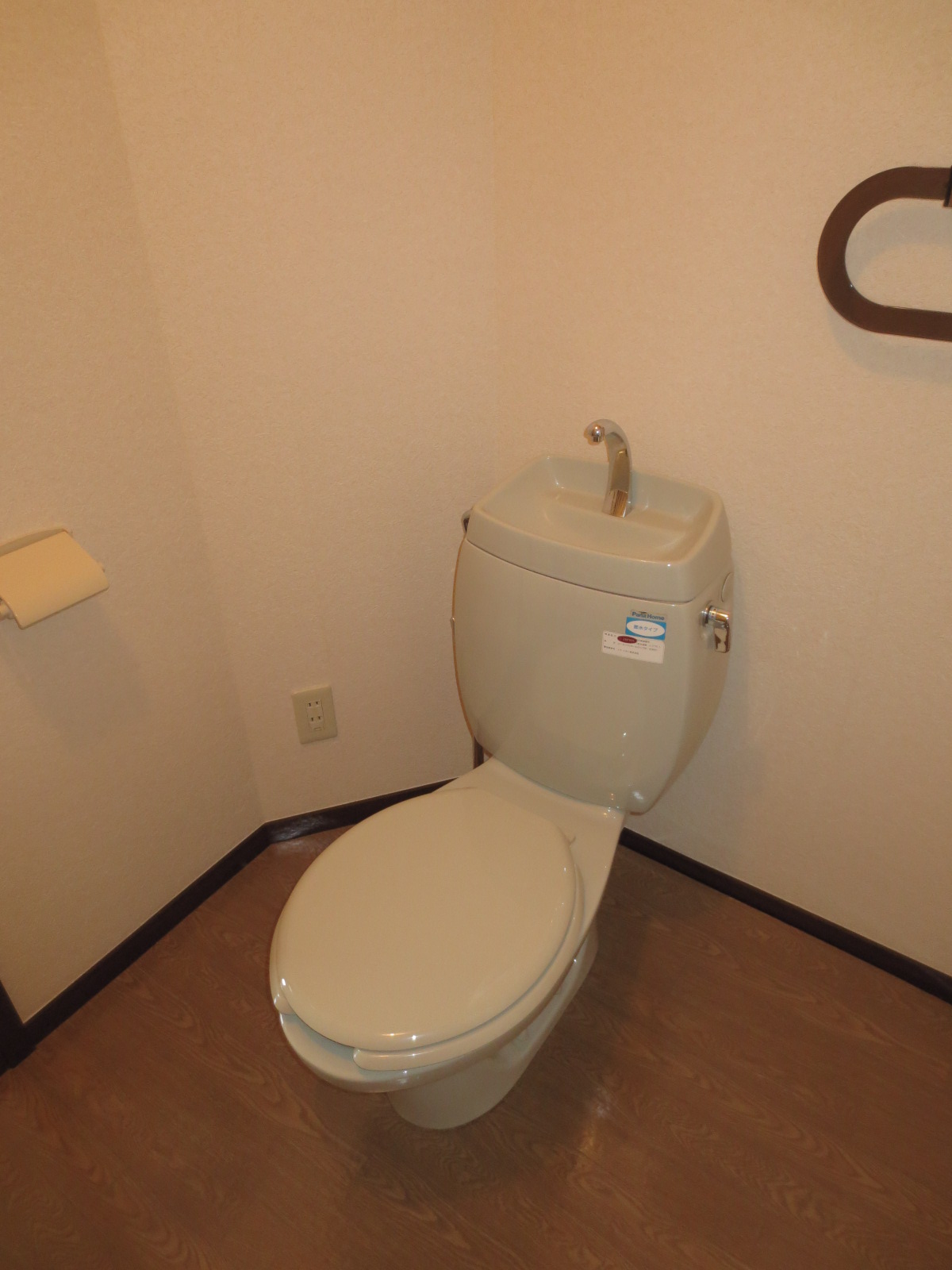 Toilet. Cleaning is a toilet seat corresponding ☆