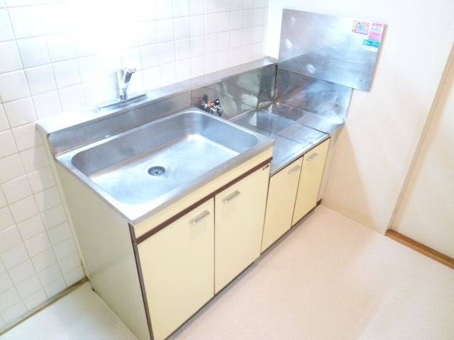 Kitchen. And wide sink, Washing is also easy travel.