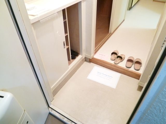 Entrance. Entrance with a shoebox ☆