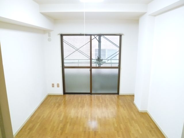 Living and room. In discharging window, Effortlessly cleaning!