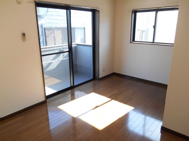 Living and room. Two-sided lighting of the room. There is also a storage