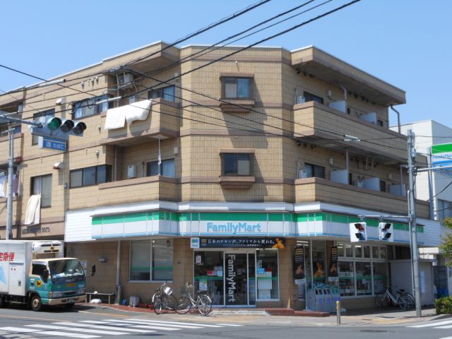 Convenience store. 420m to Family Mart (convenience store)