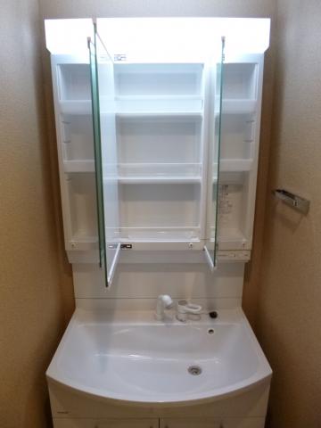 Wash basin, toilet. Three-sided mirror storage type