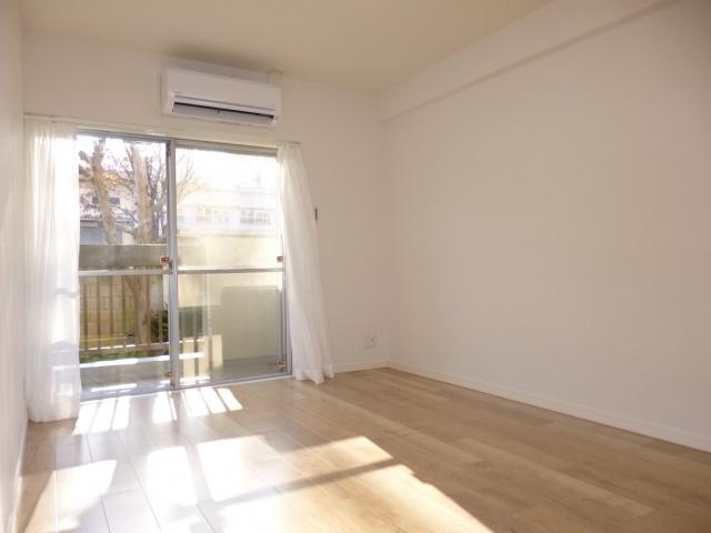 Non-living room. South 6 Pledge