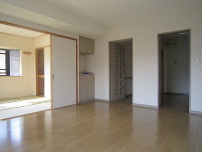 Living and room.  ☆ Separate kitchen from the living room ☆