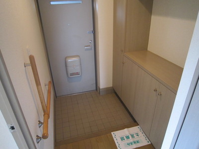 Entrance.  ☆ Entrance hall large capacity cupboard ☆