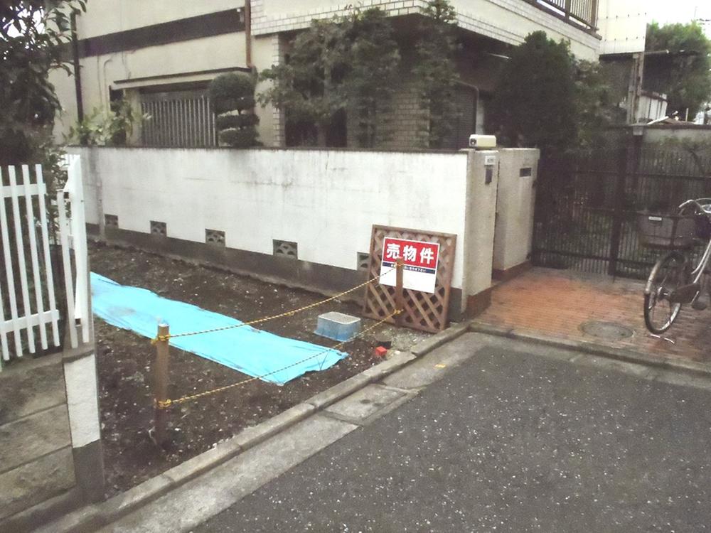 Local photos, including front road. Local (11 May 2013) Shooting