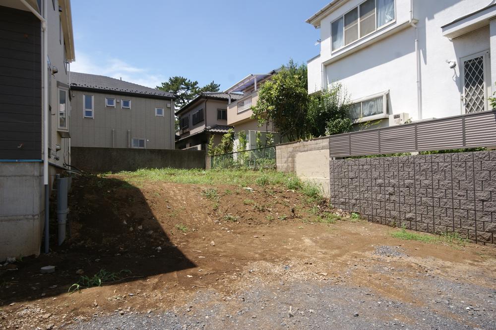 Local land photo. So we have Seddo on the north side 4.5m road, Loosely hatched restrictions, You can architecture in your favorite builder a building with a volume.