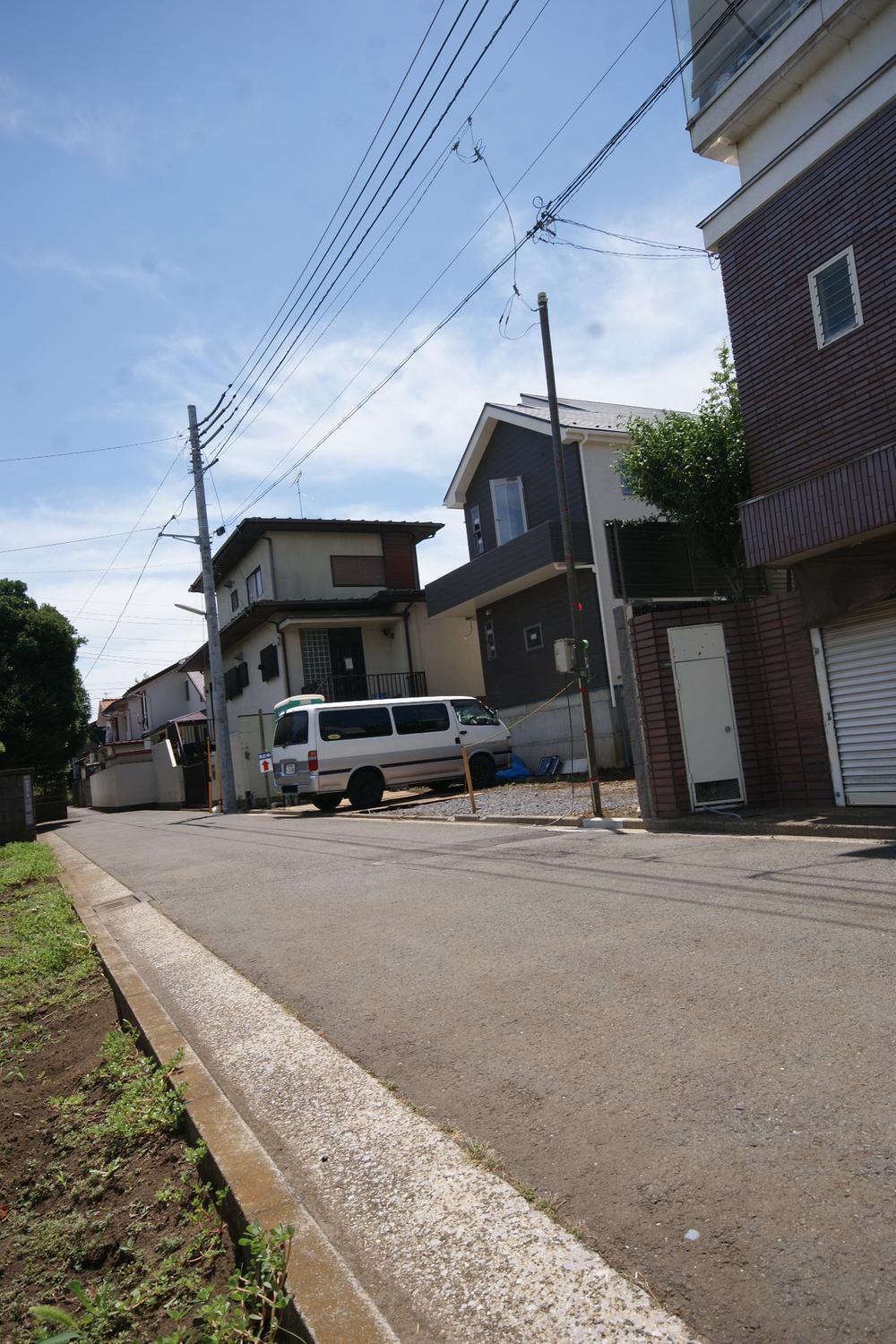 Local photos, including front road. Since the street of your car is also a small front road, Also slowly when parked in Honchi, It is safe to be children.