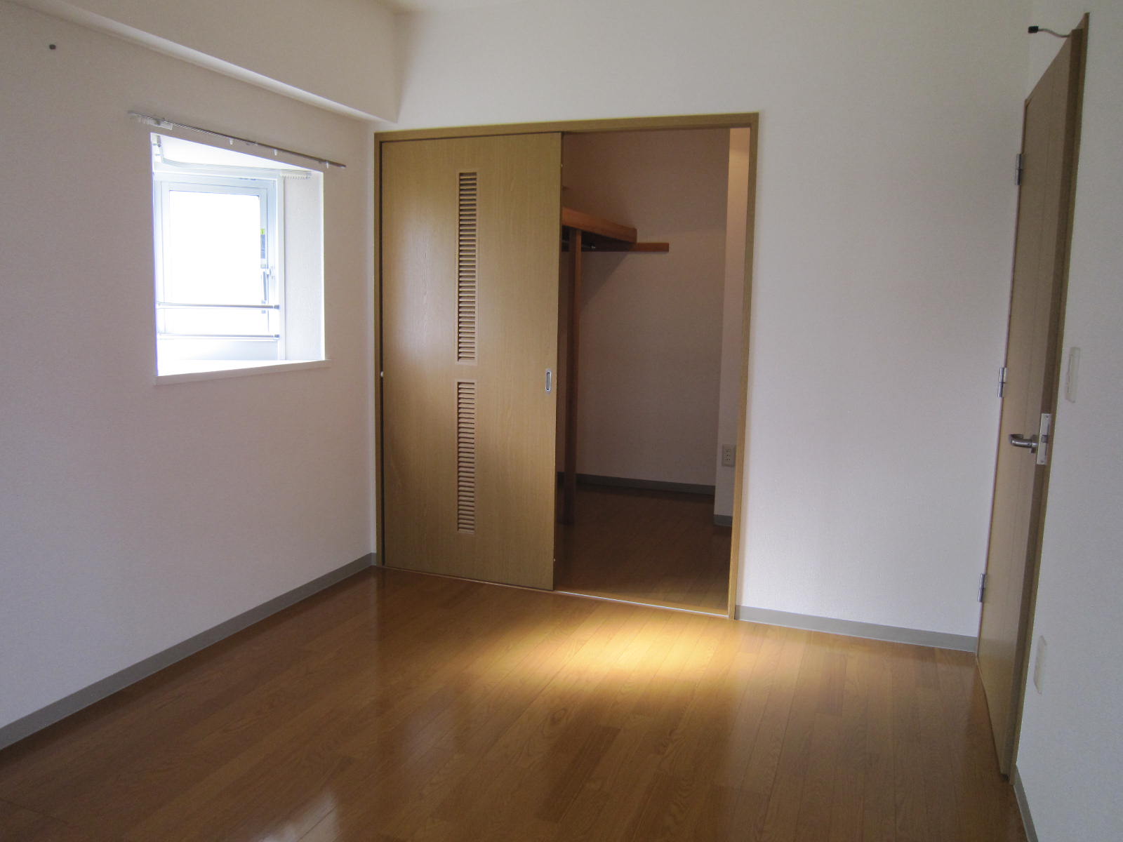 Living and room. There is Western-style walk-in closet