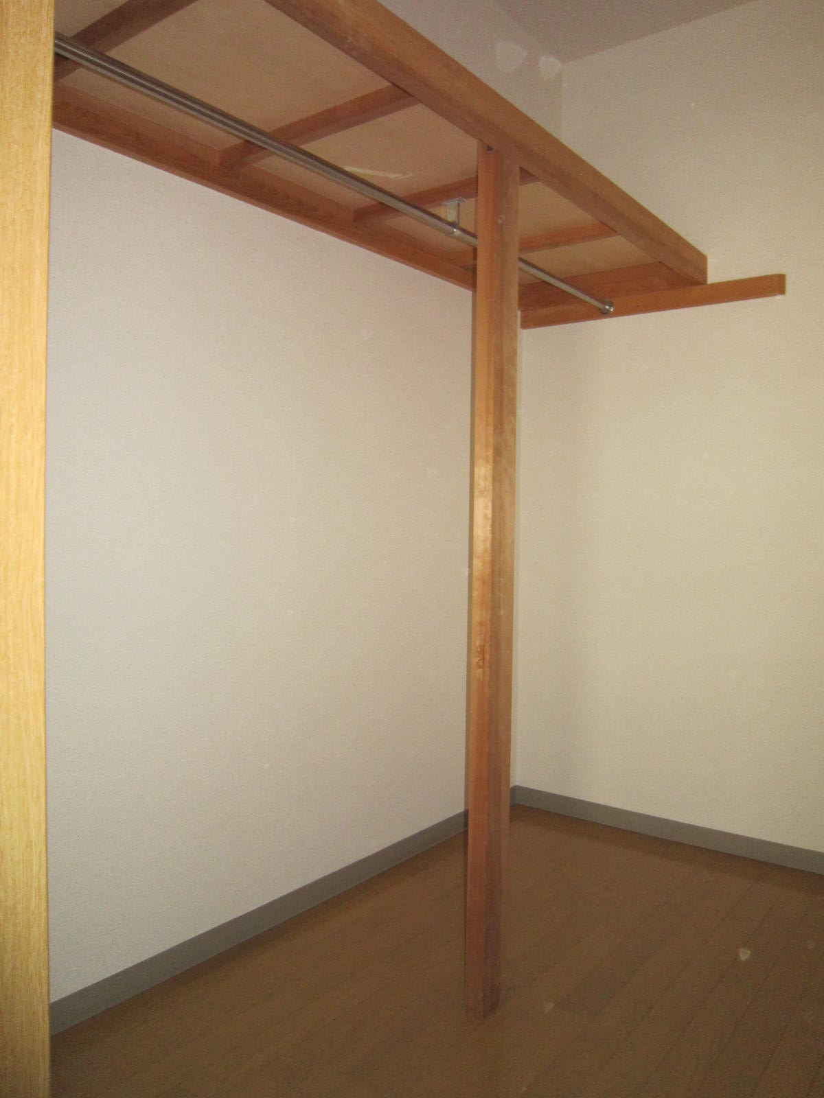 Receipt. Western-style two walk-in closet