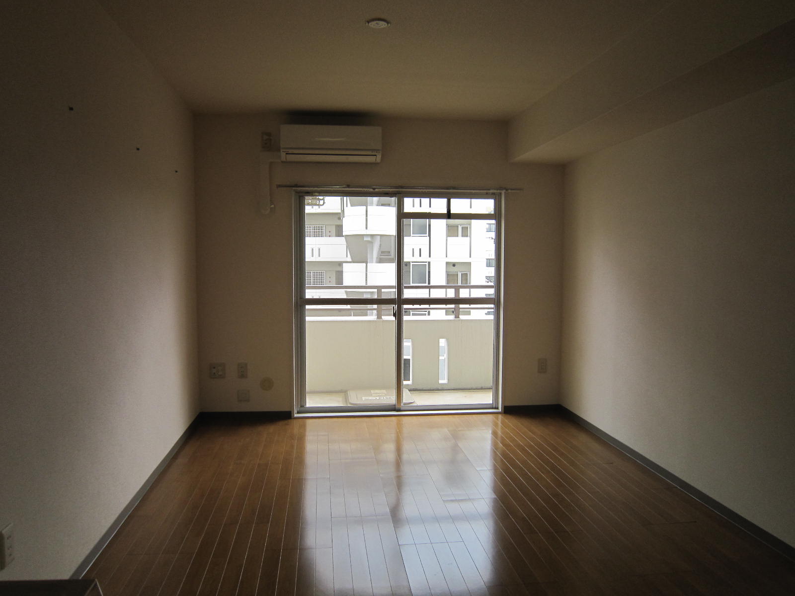 Living and room. LD Air-conditioned