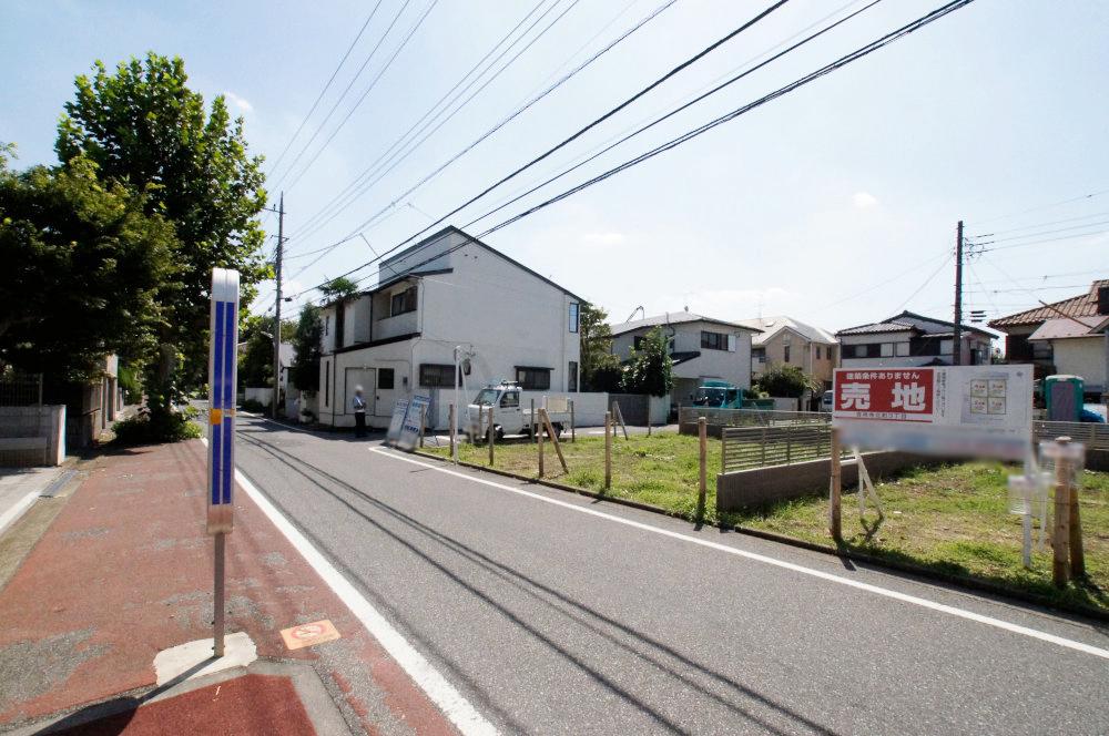 Local photos, including front road. Land sale of Musashino Kichijojikita-cho 3-chome. Since the building conditions is not attached, You can building your favorite House manufacturer. All four compartment is remaining 3 compartment. All compartment shaping areas, including southeast corner lot.