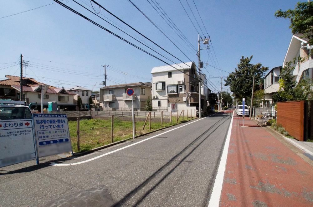 Local photos, including front road. Green is rich in a quiet residential area. You also spacious 7.4m road front road.