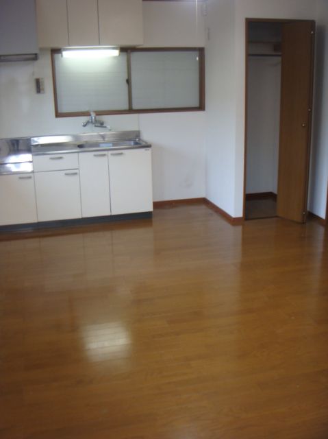 Living and room. Spread of 1R