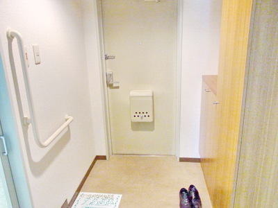 Entrance. Entrance ・ Shoebox