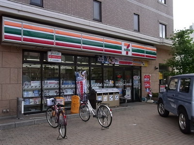 Convenience store. Seven-Eleven (convenience store) to 200m
