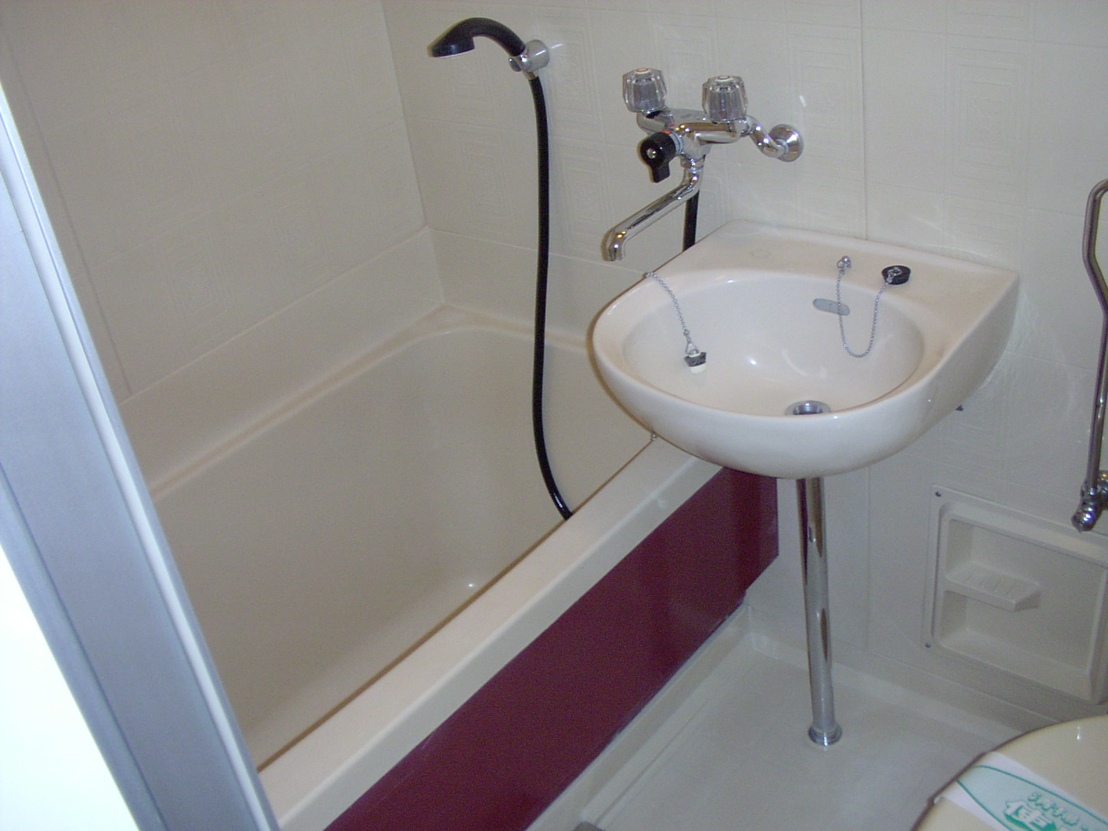 Bath. 3-point unit is a bus