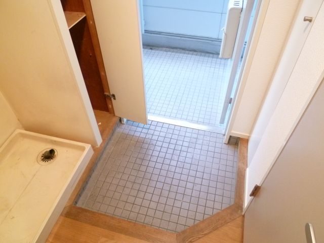 Entrance. There shoebox. 