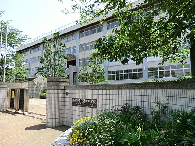 Junior high school. 900m until the fourth junior high school